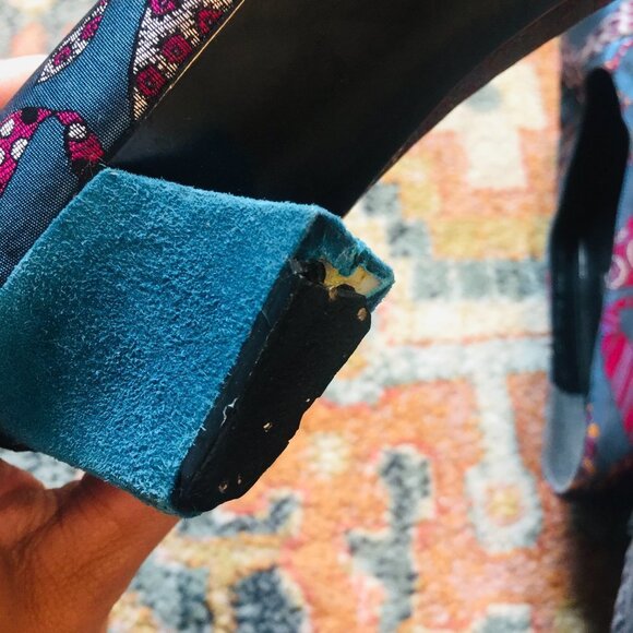 STUART WEITZMAN FOR MR. SEYMOUR Vintage Blue Silk Tie Print Suede Heels 8 AAA - Picture 8 of 14